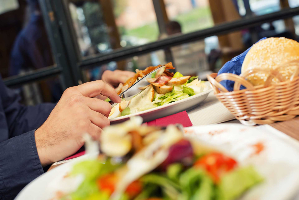 Mangiare spesso fuori casa può creare problemi digestivi e compromettere il proprio benessere?
